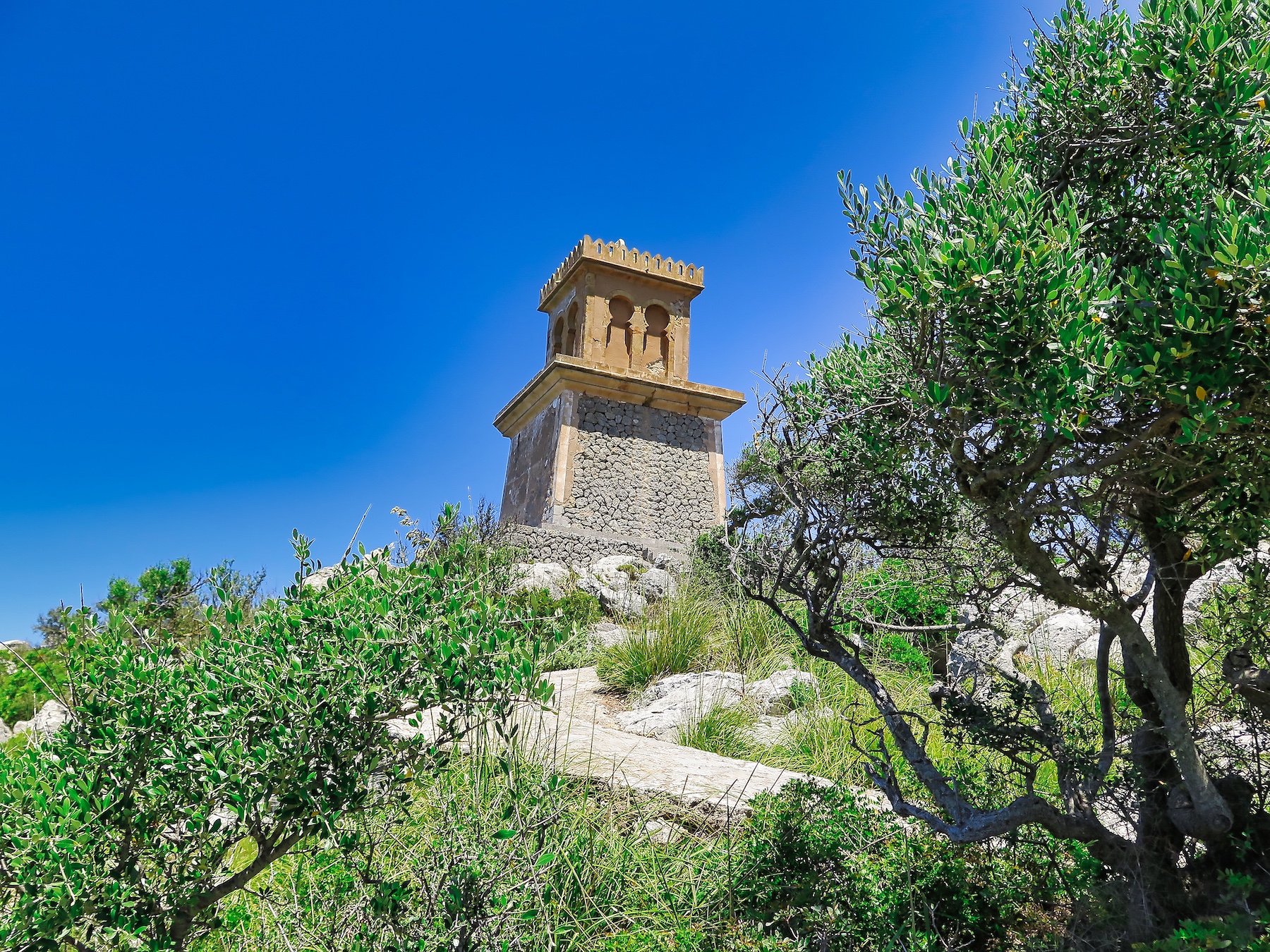 Minarete de estilo árabe en la cima del Puig de sa Moneda.