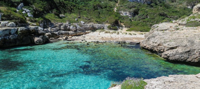 Faro de ses Salines al Caló des Màrmols